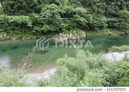 二淀川支流的碧綠河水在巨石間流淌。 二淀川支流的碧綠河水在巨石間流淌。 141787055