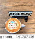 一杯撒滿刨冰的熊拿鐵，配上預約座位牌。 141787136