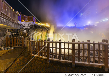 草津溫泉的湯畑(溫泉原)-夜景 草津溫泉的湯畑(溫泉原)-夜景 141788068