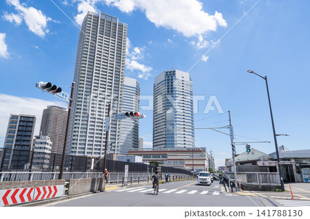 High-rise buildings and tower apartments as seen from the intersection in front of Shin-Kawasaki Station High-rise buildings and tower apartments as seen from the intersection in front of Shin-Kawasaki Station 141788130