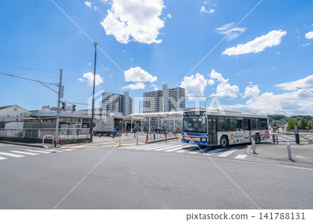 在湛藍的天空下，一輛公車行駛在新川崎站前。 141788131