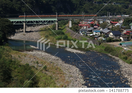 一列身披湘南塗裝的115系列車正駛過利根川。 一列身披湘南塗裝的115系列車正駛過利根川。 141788775