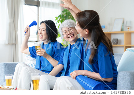 一位在家看足球比賽的年長女性朋友 141788856