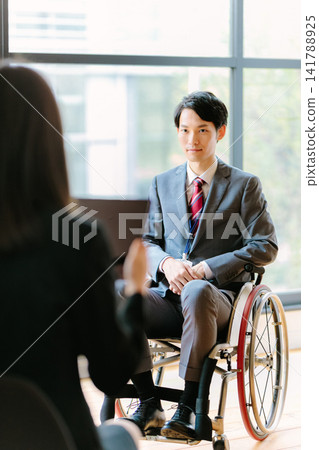 殘障人士就業面試:坐在輪椅上的男子 殘障人士就業面試:坐在輪椅上的男子 141788925