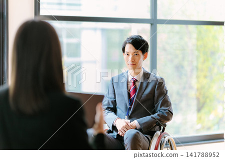 殘障人士就業面試:坐在輪椅上的男子 殘障人士就業面試:坐在輪椅上的男子 141788952