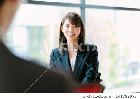 殘障人士就業面試：一位坐在輪椅上的女士 141788953