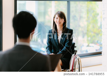 殘障人士就業面試：一位坐在輪椅上的女士 141788955