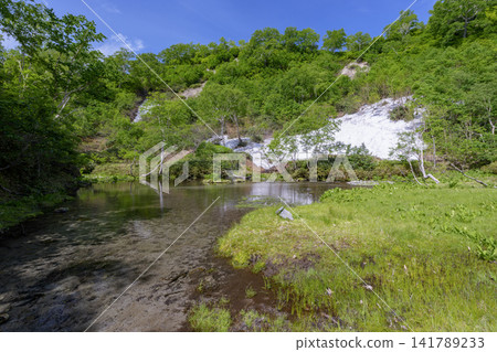北海道大雪山:遊覽大雪高原的沼澤地,欣賞湯之沼湖令人驚嘆的初夏景色和殘雪。 北海道大雪山:遊覽大雪高原的沼澤地,欣賞湯之沼湖令人驚嘆的初夏景色和殘雪。 141789233
