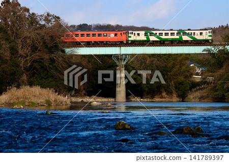 一列KiHa 40系列車行駛在烏山線上,正駛過一座鐵路橋。 一列KiHa 40系列車行駛在烏山線上,正駛過一座鐵路橋。 141789397