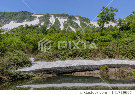北海道大雪山初夏景色美不勝收,大雪高原上的鴨沼池和殘留的積雪清晰可見。 北海道大雪山初夏景色美不勝收,大雪高原上的鴨沼池和殘留的積雪清晰可見。 141789695