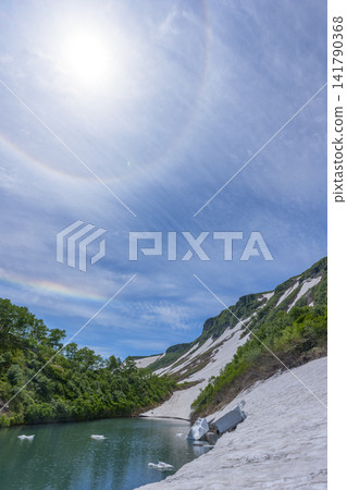 在北海道大雪山高源沼觀測到的壯觀的環地平弧、日暈和殘雪景象。 在北海道大雪山高源沼觀測到的壯觀的環地平弧、日暈和殘雪景象。 141790368