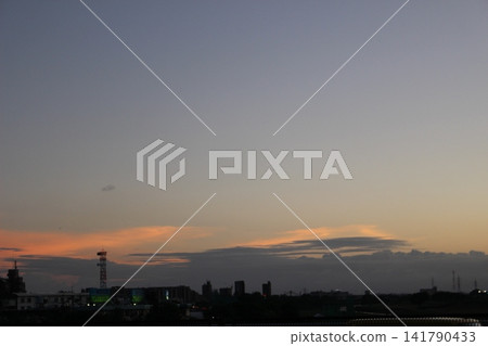美麗的暮色天空 美麗的暮色天空 141790433
