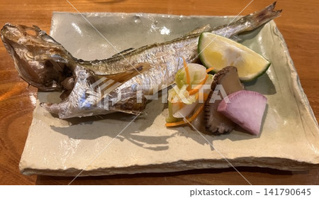 鹽烤沙丁魚配五彩蔬菜:秋田縣當地特色菜。 鹽烤沙丁魚配五彩蔬菜:秋田縣當地特色菜。 141790645