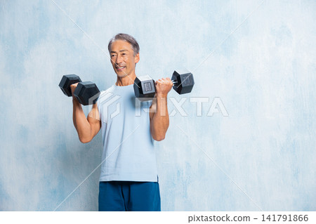 進行肌力訓練的老年人 141791866