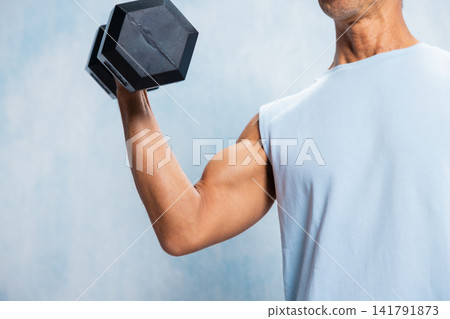 進行肌力訓練的老年人 進行肌力訓練的老年人 141791873