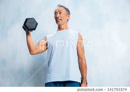 進行肌力訓練的老年人 進行肌力訓練的老年人 141791874