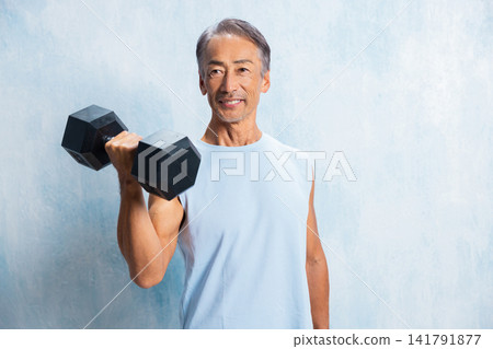 進行肌力訓練的老年人 進行肌力訓練的老年人 141791877