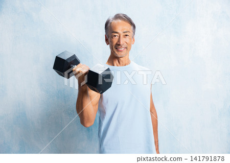 進行肌力訓練的老年人 進行肌力訓練的老年人 141791878