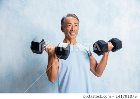 進行肌力訓練的老年人 進行肌力訓練的老年人 141791879