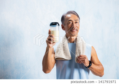 進行肌力訓練的老年人 進行肌力訓練的老年人 141791971