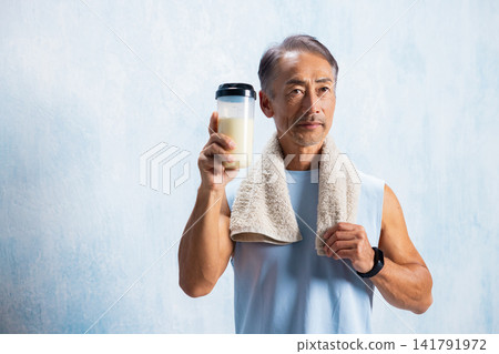 進行肌力訓練的老年人 進行肌力訓練的老年人 141791972