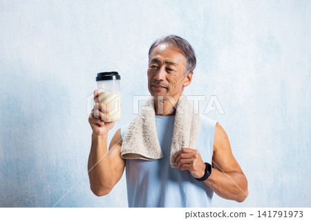 進行肌力訓練的老年人 141791973