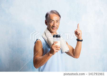 進行肌力訓練的老年人 進行肌力訓練的老年人 141791981