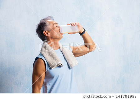 進行肌力訓練的老年人 進行肌力訓練的老年人 141791982
