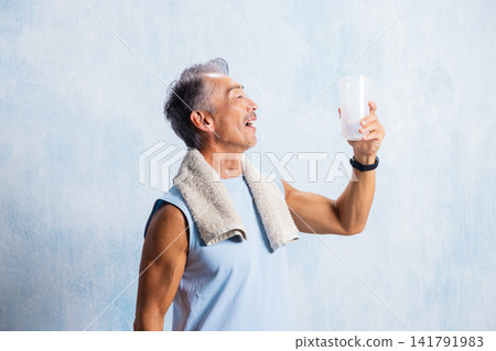 進行肌力訓練的老年人 進行肌力訓練的老年人 141791983