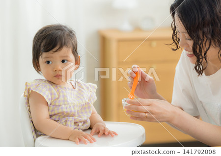 一個一歲女嬰在吃嬰兒食品 一個一歲女嬰在吃嬰兒食品 141792008