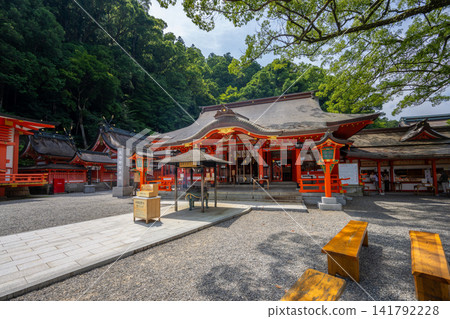 熊野那智大社的朱紅色神社建築與庭院 熊野那智大社的朱紅色神社建築與庭院 141792228