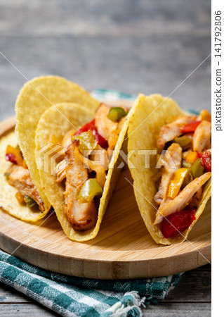 Mexican chicken tacos 141792806