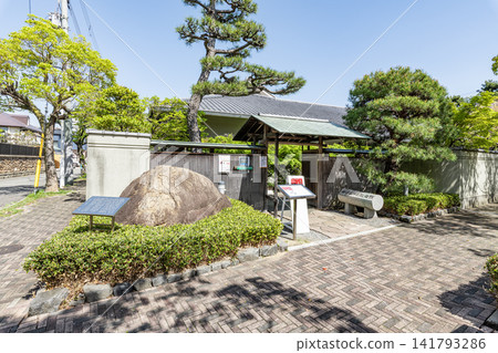 兵庫縣蘆屋市:蘆屋市谷崎潤一郎紀念館陽光明媚的一天。 兵庫縣蘆屋市:蘆屋市谷崎潤一郎紀念館陽光明媚的一天。 141793286