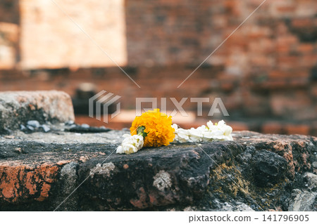 泰國寺廟裡的鮮花 泰國寺廟裡的鮮花 141796905