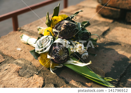泰國寺廟供奉的鮮花 泰國寺廟供奉的鮮花 141796912