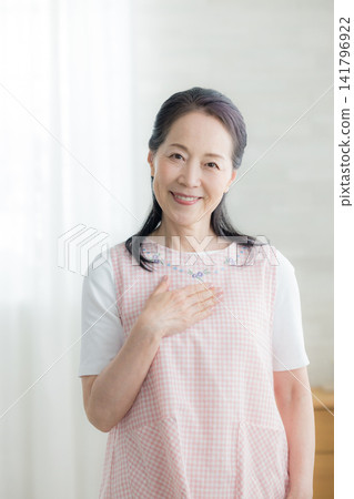 穿著圍裙的老婦人 141796922