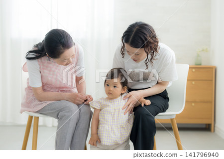穿著圍裙的老婦人 穿著圍裙的老婦人 141796940