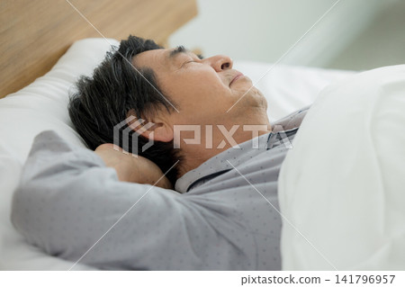 臥室裡的老人 臥室裡的老人 141796957