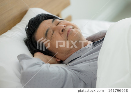 臥室裡的老人 臥室裡的老人 141796958
