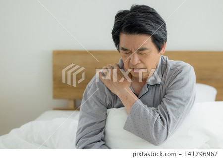 臥室裡的老人 141796962