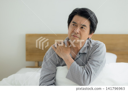 臥室裡的老人 臥室裡的老人 141796963