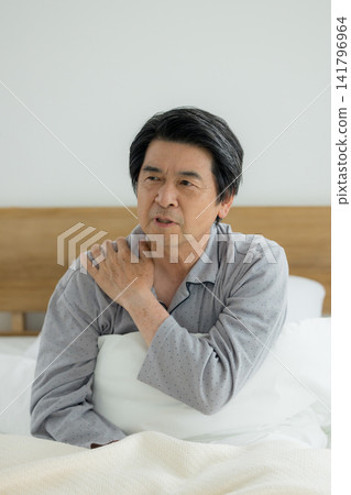 臥室裡的老人 臥室裡的老人 141796964
