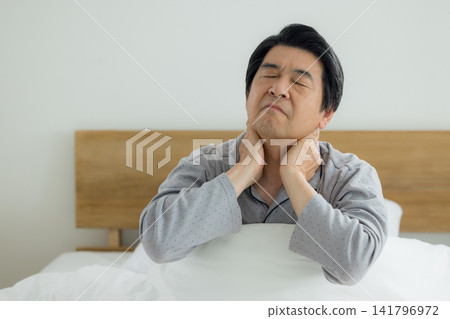 臥室裡的老人 臥室裡的老人 141796972