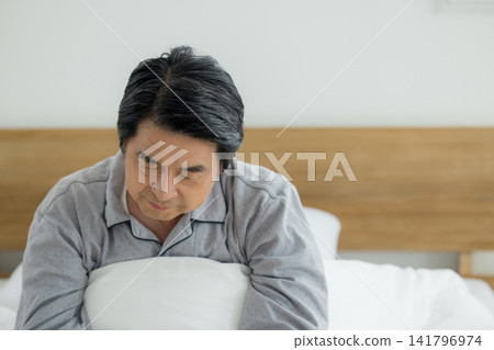 臥室裡的老人 臥室裡的老人 141796974