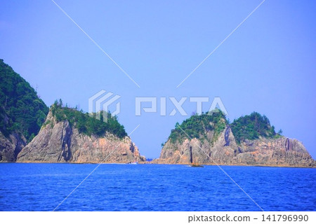 鳥取縣的夏天:浦留海岸獨特的岩石地形和碧綠的海水-山陰海岸地質公園 鳥取縣的夏天:浦留海岸獨特的岩石地形和碧綠的海水-山陰海岸地質公園 141796990