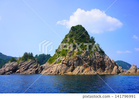 鳥取縣的夏天:浦留海岸獨特的岩石地形和碧綠的海水-山陰海岸地質公園 鳥取縣的夏天:浦留海岸獨特的岩石地形和碧綠的海水-山陰海岸地質公園 141796991