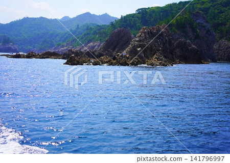 鳥取縣的夏天:浦留海岸獨特的岩石地形和碧綠的海水-山陰海岸地質公園 鳥取縣的夏天:浦留海岸獨特的岩石地形和碧綠的海水-山陰海岸地質公園 141796997