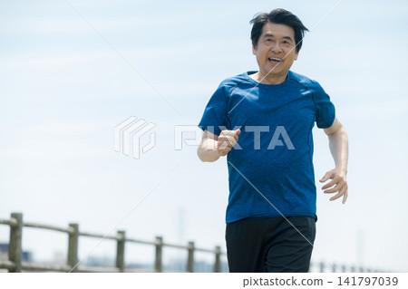 老人家沿著河岸跑步 老人家沿著河岸跑步 141797039