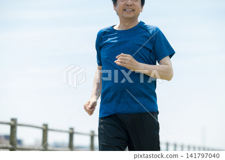 老人家沿著河岸跑步 141797040