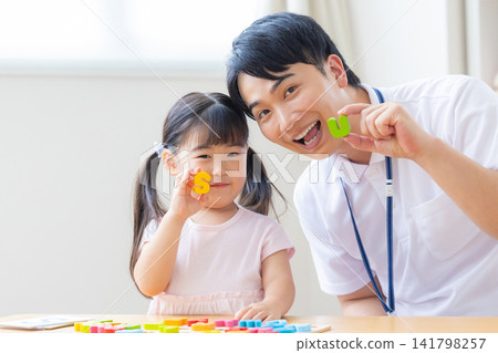 幼兒教育女孩在英語會話課上課 幼兒教育女孩在英語會話課上課 141798257